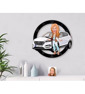 BK Gift Kişiye Özel Plakalı Kadın Hyundai Tucson Karikatürlü Ahşap Duvar Saati-1 (Beyaz)