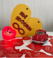 Kişiye Özel Sarı Kırmızı Ahşap Kutuda 9 Cm Vosvos Kalp Işık 365 Söz