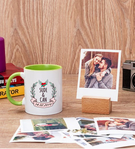 Çiftlere Özel İki İsimli ve Tarihli Yeşil Kupa ve Ahşap Standlı Polaroid Set