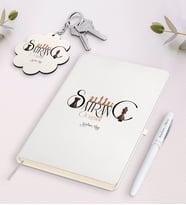 BK Gift Kişiye Özel Satranç Öğretmeni Beyaz Defter Kalem ve Anahtarlık Hediye Seti (Model 1)