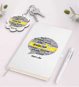 BK Gift Kişiye Özel İngilizce Öğretmeni Beyaz Defter Kalem Ve Anahtarlık Hediye Seti-13 (Model 1)