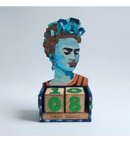 Woodensea Frida Kahlo Ahşap Masaüstü Takvim El Yapımı (Mavi)
