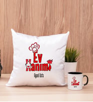 Ev Hanımı Kare Yastık ve Siyah Kupa Bardak