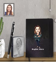 Kişiye Özel Öğretmen Karikatürlü  Siyah Defter Kalem Çakmak Hediye Seti  Bayan-16 (Model 1)