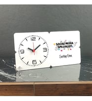 Social Media Specialist Ahşap Masa Saati