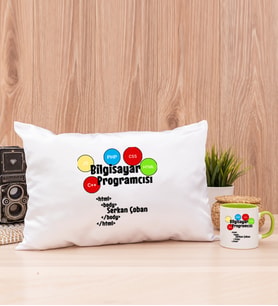 Bilgisayar Programcısı Dikdörtgen Yastık ve Yeşil Kupa Bardak