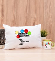 Bilgisayar Programcısı Dikdörtgen Yastık ve Yeşil Kupa Bardak