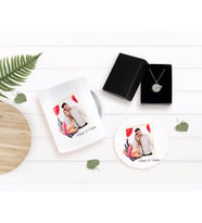 BK Gift Kişiye Özel Sevgililer Günü Temalı İsimli Fotoğraflı Kupa Bardak Altlığı ve İsimli Silver Papatya Kolye Seti-27 (Model 1)