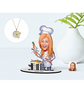 BK Gift Kişiye Özel Kadın Chef Karikatürlü 3D Ahşap Biblo ve İsimli Tarihli Papatya Kolye Seti-1 (Model 1)