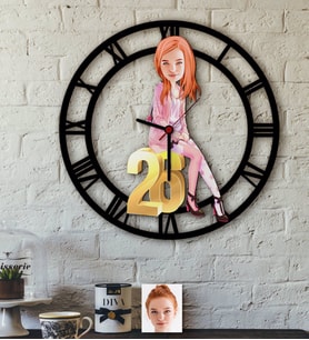 BK Gift Kişiye Özel Bayan Doğum Günü Karikatürlü Ahşap Duvar Saati-10 (Beyaz)