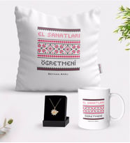 BK Gift Kişiye Özel El Sanatları Öğretmeni Beyaz Kupa Yastık ve İsimli Papatya Kolye Hediye Seti (Model 1)
