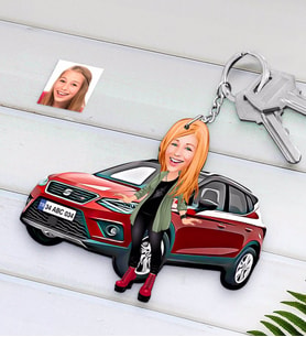 BK Gift Kişiye Özel Bayan Seat Ateca Figürlü Plakalı Ahşap Karikatür Anahtarlık-1 (Beyaz)