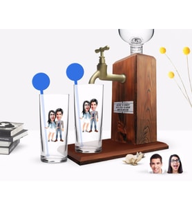 BK Gift Kişiye Özel Renkli Baskılı Sevgililer Karikatürlü İkili Vodka Bardağı ve Ahşap Vodka Standı Hediye Seti-81 (Model 1)