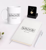 BK Gift Kişiye Özel Öğretmen Beyaz Kupa Defter Kalem ve İsimli Papatya Kolye Hediye Seti-3 (Model 1)