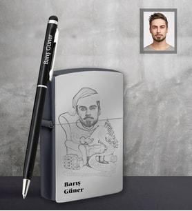 Kişiye Özel Yılbaşı Erkek Karikatürlü Siyah Çakmak Kalem Hediye Seti Model-9 (Model 1)