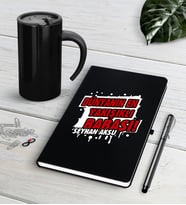 BK Gift Kişiye Özel Dünyanın En Yakışıklı Babası Siyah Defter Kalem Termos Mug Seti-1 (Model 1)