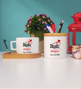 Mesajlı Diyaliz Teknisyeni Hediye Ahşap Altlıklı Fincan ve Kalemlik Hediye Seti