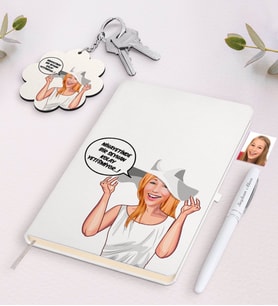 BK Gift Kişiye Özel Kadın Kolay Yetişmiyor Karikatürlü Beyaz Defter Kalem ve Anahtarlık Hediye Seti-6 (Model 1)