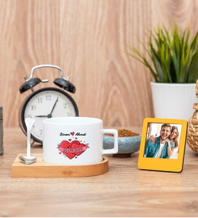 Sevgililere Özel Tarihli ve İsimli Fincan ve Turuncu Mini Fotoğraf Çerçevesi