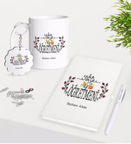 BK Gift Kişiye Özel Yılın En İyi Öğretmeni Kupa Anahtarlık Beyaz Defter Kalem Hediye Seti-2 (Model 1)