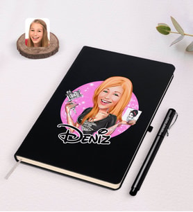 BK Gift Kişiye Özel Kadın Dövme Sanatçısı Karikatürlü Siyah Defter ve Kalem Hediye Seti-1