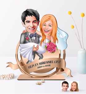 BK Gift Kişiye Özel Yılın En Mükemmel Çifti Karikatürlü 3D Ahşap Biblo Plaket-72 (Beyaz)