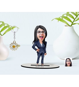 BK Gift Kişiye Özel Kadın Patron Karikatürlü 3D Ahşap Biblo ve İsimli Gold Papatya Anahtarlık-4 (Model 1)