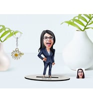 BK Gift Kişiye Özel Kadın Patron Karikatürlü 3D Ahşap Biblo ve İsimli Gold Papatya Anahtarlık-4 (Model 1)