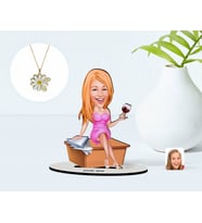 BK Gift Kişiye Özel Kadın Patron Karikatürlü 3D Ahşap Biblo ve İsimli Tarihli Papatya Kolye Seti-7 (Model 1)
