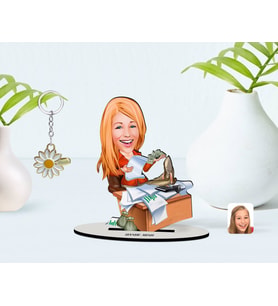 BK Gift Kişiye Özel Kadın Patron Karikatürlü 3D Ahşap Biblo ve İsimli Gold Papatya Anahtarlık-6 (Model 1)