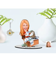 BK Gift Kişiye Özel Kadın Patron Karikatürlü 3D Ahşap Biblo ve İsimli Gold Papatya Anahtarlık-6 (Model 1)