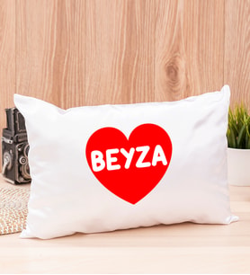 İsim Yazılı Kırmızı Kalpli Dikdörtgen Saten Yastık (Beyaz)