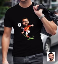 BK Gift Kişiye Özel Bay Sarı Kırmızı Futbolcu Karikatürlü Siyah T-Shirt