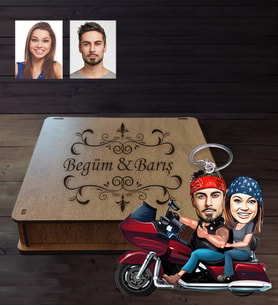 Kişiye Özel Motorcu Sevgili Karikatürlü Ahşap Anahtarlık Kutulu Model 2