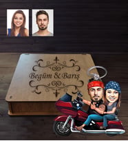 Kişiye Özel Motorcu Sevgili Karikatürlü Ahşap Anahtarlık Kutulu Model 2