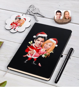 BK Gift Kişiye Özel Yeni Yıl Sevgililer Karikatürlü Siyah Defter Kalem ve Anahtarlık Hediye Seti-2 (Model 1)