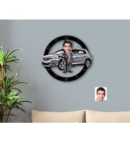 BK Gift Kişiye Özel Plakalı Erkek Peugeot 2008 Karikatürlü Ahşap Duvar Saati-1 (Beyaz)