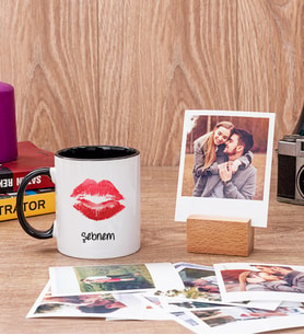 Dudak Tasarım Siyah Kupa Bardak ve Ahşap Standlı Polaroid Set