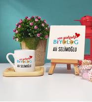 En Yakışıklı Biyolog Hediye Ahşap Altlıklı Türk Kahvesi Fincanı ve Dekoratif Taş Baskı