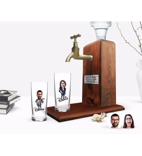 BK Gift Kişiye Özel Renkli Baskılı Erkek ve Kadın Karikatürlü İkili Rakı Bardağı ve Ahşap Rakı Standı Hediye Seti-1 (Model 1)