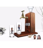 BK Gift Kişiye Özel Renkli Baskılı Erkek ve Kadın Karikatürlü İkili Rakı Bardağı ve Ahşap Rakı Standı Hediye Seti-1 (Model 1)