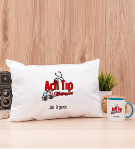 Acil Tıp Teknisyeni Dikdörtgen Yastık ve Mavi Kupa Bardak