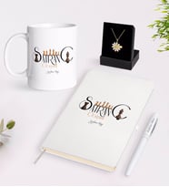 BK Gift Kişiye Özel Satranç Öğretmeni Beyaz Kupa Defter Kalem ve İsimli Papatya Kolye Hediye Seti (Model 1)