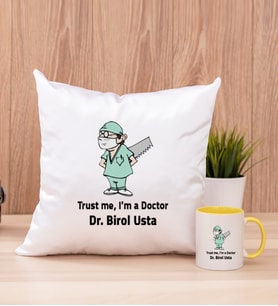 Doktor Esprili Kare Yastık ve Sarı Kupa Bardak
