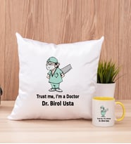Doktor Esprili Kare Yastık ve Sarı Kupa Bardak