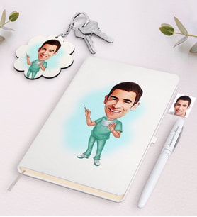 BK Gift Kişiye Özel Erkek Cerrah Karikatürlü Beyaz Defter Kalem ve Anahtarlık Hediye Seti (Model 1)