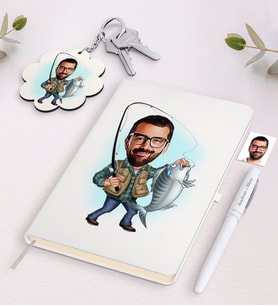 BK Gift Kişiye Özel Erkek Balıkçı Karikatürlü Beyaz Defter Kalem ve Anahtarlık Hediye Seti (Model 1)