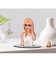BK Gift Kişiye Özel Kadın Karikatürlü 3D Ahşap Biblo ve İsimli Gold Papatya Anahtarlık-18 (Model 1)