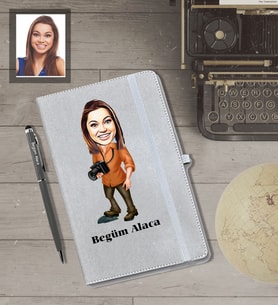 Kişiye Özel Fotoğrafçı Karikatürlü Gri Defter Kalem Hediye Seti  Bayan-2