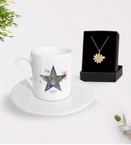 BK Gift Kişiye Özel Okulda Ünlüyüm Türk Kahvesi Fincanı ve İsimli Papatya Kolye Hediye Seti-2 (Model 1)